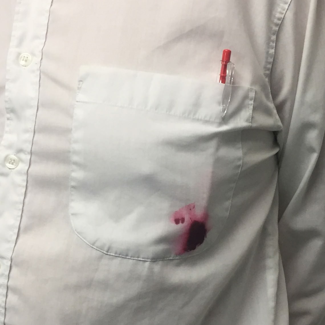  - Laisser fuir complètement l’encre (rouge) d’un stylo dans la poche de sa chemise, de sa veste ou de son pantalon