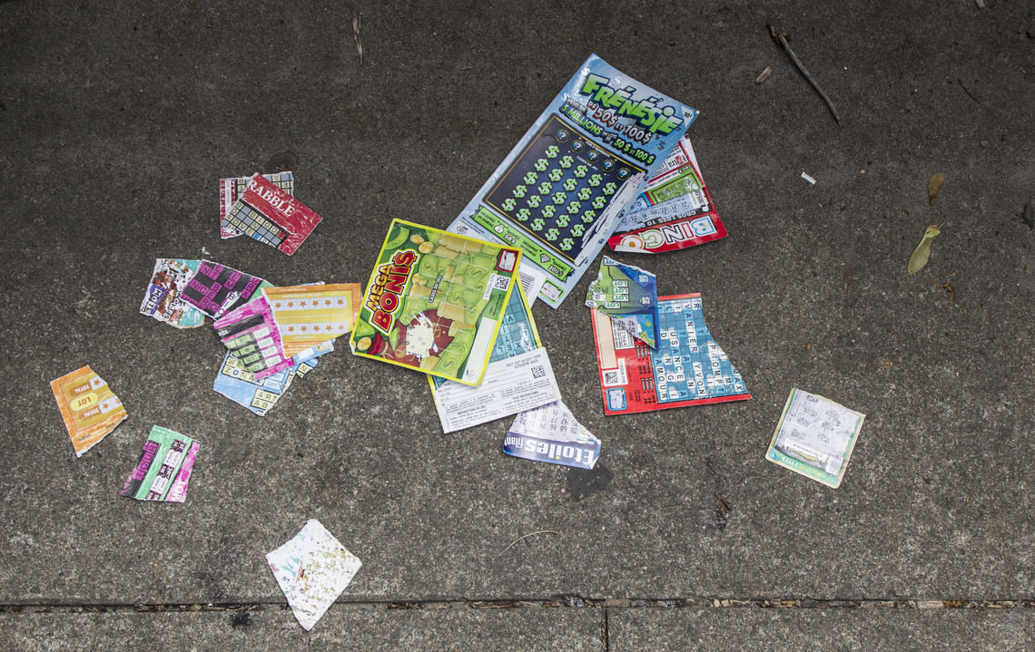  - sans titre (des billets de loterie déchirés trouvés par l’artiste et répandus au sol çà et là)